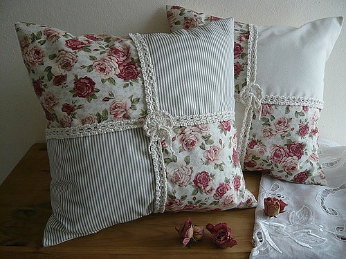 Polštářek s háčkovanou krajkou ~ patchwork s růží — foto 4