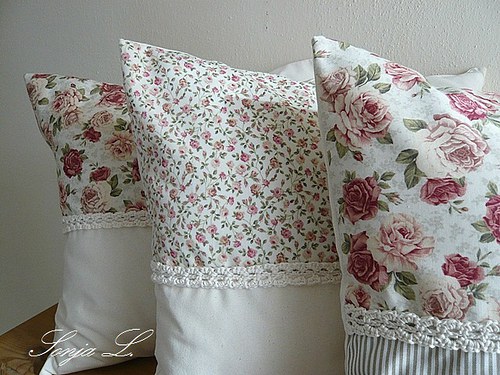 Polštářek s háčkovanou krajkou ~ patchwork s růží — foto 6