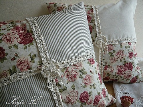 Polštářek s háčkovanou krajkou~patchwork s růží — foto 2