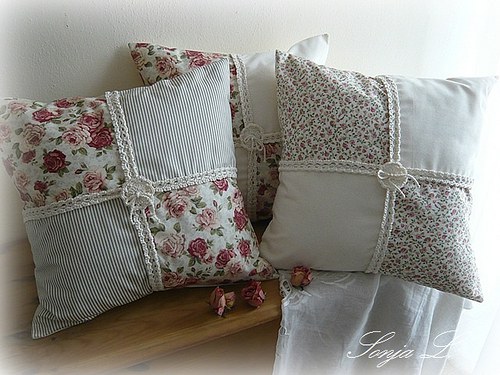 Polštářek s háčkovanou krajkou~patchwork s růží — foto 3