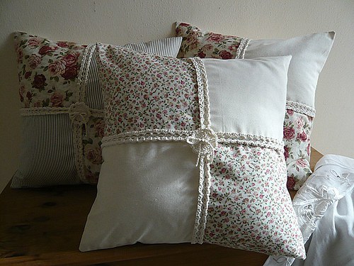 Polštářek s háčkovanou krajkou~patchwork s růží — foto 4