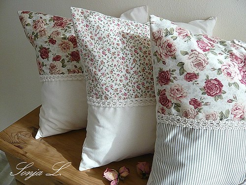 Polštářek s háčkovanou krajkou~patchwork s růží — foto 5