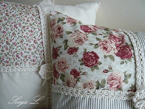 Polštářek s háčkovanou krajkou~patchwork s růží — foto 6