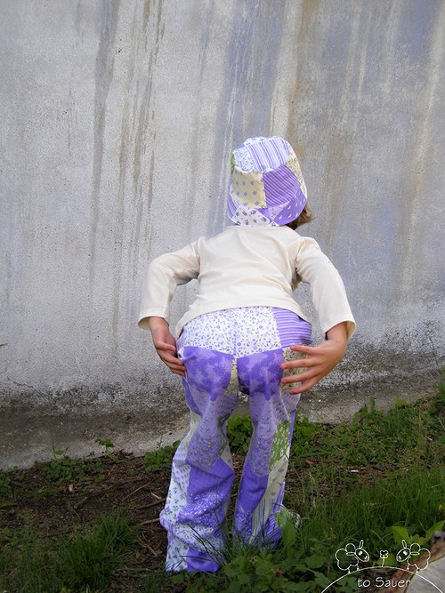 Kompletek plátěné kalhoty a klobouček — foto 2