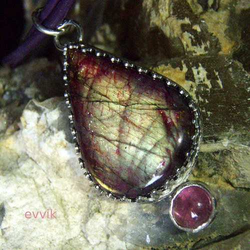 Labradoritová bordo kapka — foto 3