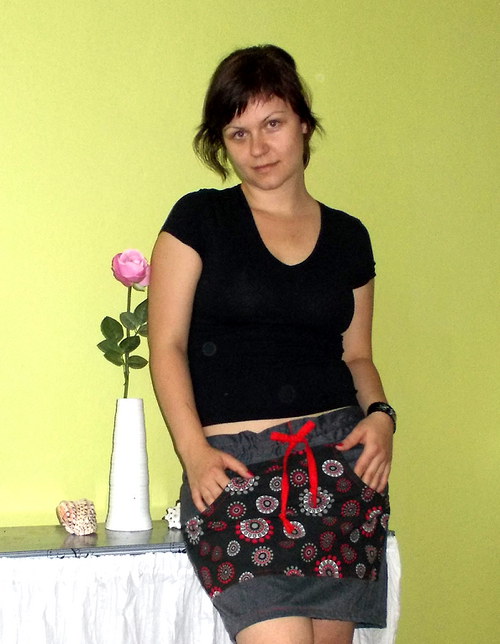 Mini sukně s květovanou kapsou — foto 2