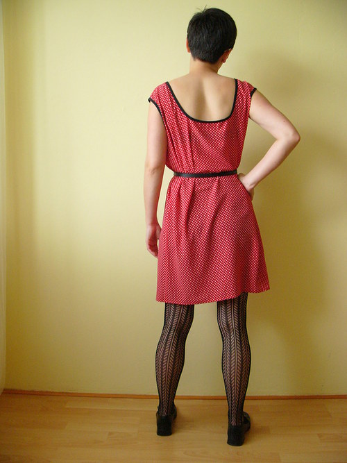 Červené puntikaté šaty — foto 3