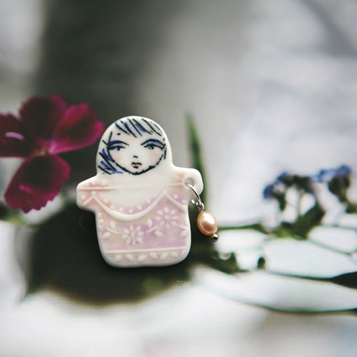 Ono Perlenka Růžová (porcelánová brož) — foto 2