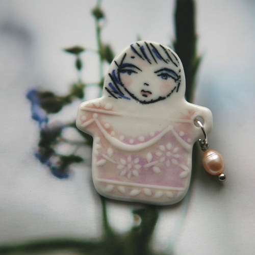 Ono Perlenka Růžová (porcelánová brož) — foto 3