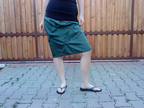 Zelená sukně se šikmým pasem — foto 2