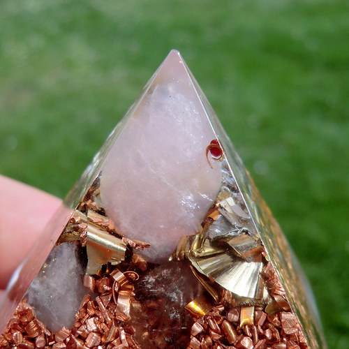 Orgonit - Pyramida 5x4,5cm - Růženínová — foto 4