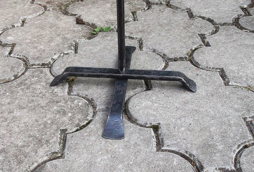Kovaný stojanový popelník — foto 4