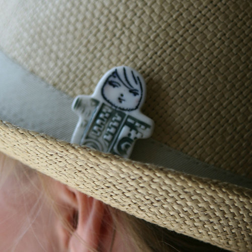 Onoínek Green (porcelánová brož) — foto 3
