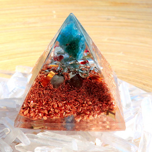 Orgonit - Pyramida 4x4 - Apatit s granáty — foto 2