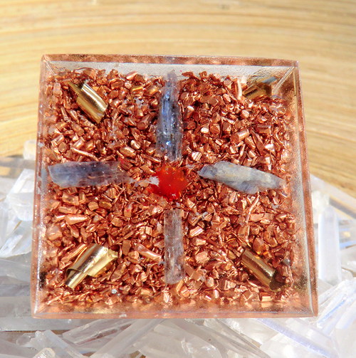Orgonit - Pyramida 4x4 - Apatit s granáty — foto 3