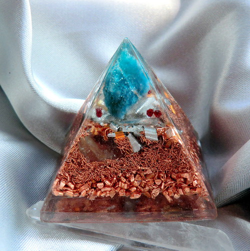 Orgonit - Pyramida 4x4 - Apatit s granáty — foto 4