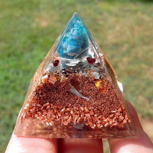 Orgonit - Pyramida 4x4 - Apatit s granáty — foto 5