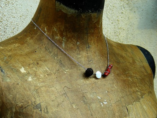 Minimalistický náhrdelník - Ráno (korál, láva) — foto 5