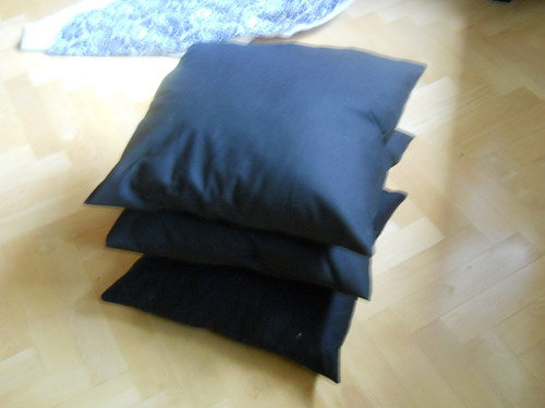 Černé naducané polštáře — foto 2