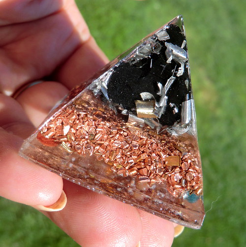 Orgonit - Pyramida 4x4cm - ŠUNGIT - zamluveno — foto 3