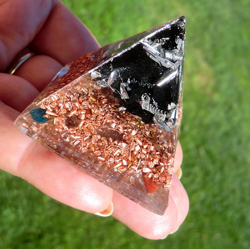 Orgonit - Pyramida 4x4cm - ŠUNGIT - zamluveno — foto 4