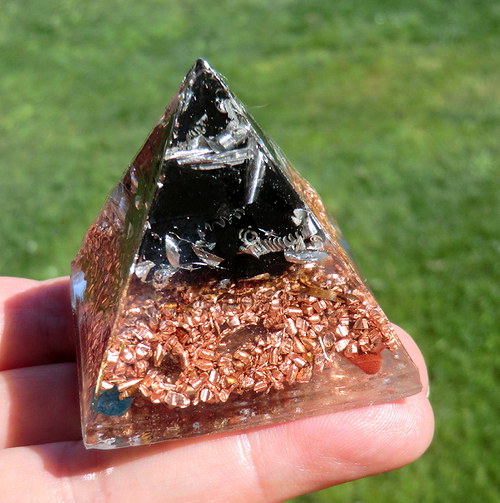 Orgonit - Pyramida 4x4cm - ŠUNGIT - zamluveno — foto 5