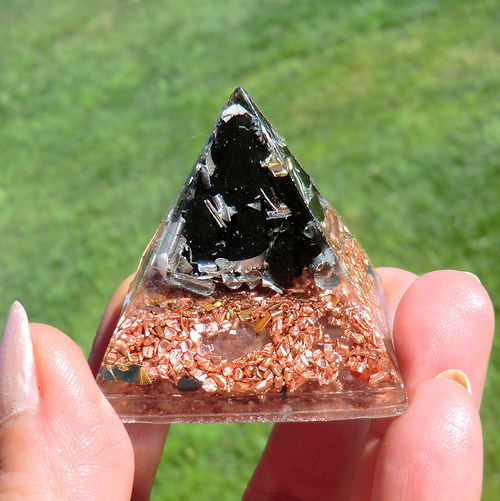 Orgonit - Pyramida 4x4cm - ŠUNGIT - zamluveno — foto 6