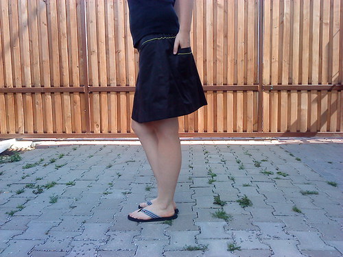Černá sukně, kapsy, zelené výpustky — foto 5