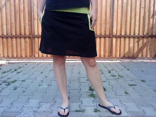 Černá, zelený pas, kapsy — foto 2