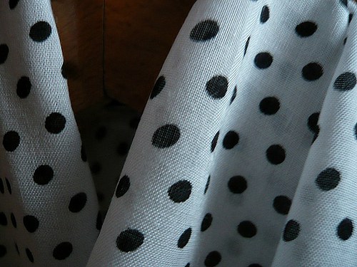 Lehká šálka ~ bílá s černým puntíkem — foto 2