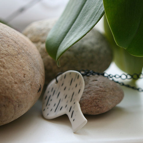 Přivolávač deště (porcelán.přívěs) — foto 6