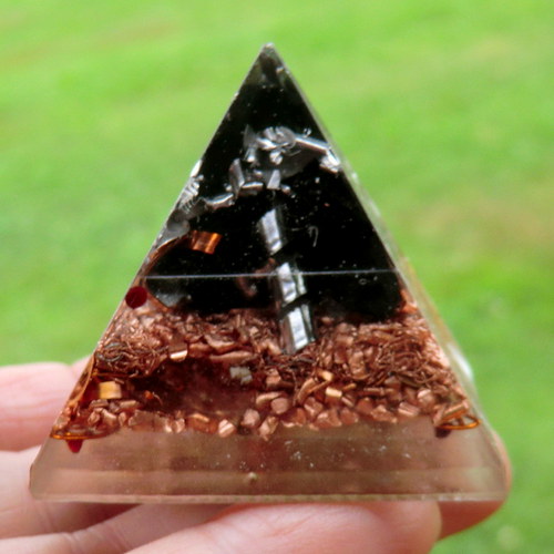 Orgonit - Pyramida 4x4cm - ŠUNGIT - zamluveno — foto 4