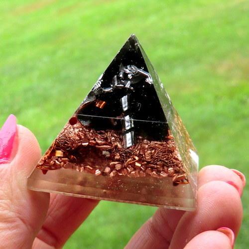 Orgonit - Pyramida 4x4cm - ŠUNGIT - zamluveno — foto 5