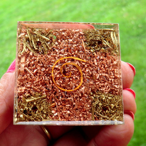 Orgonit 7- Pyramida 5x4,5cm - ŠUNGIT — foto 2