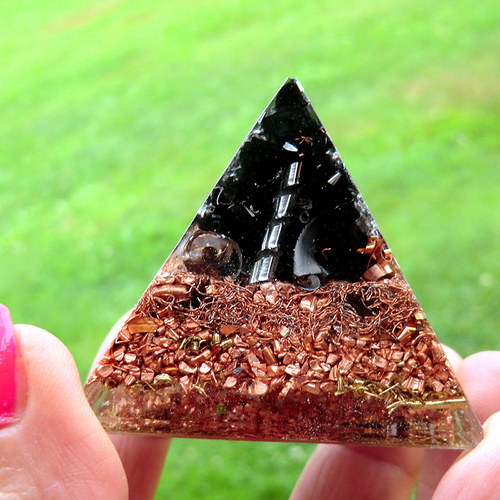Orgonit 7- Pyramida 5x4,5cm - ŠUNGIT — foto 3