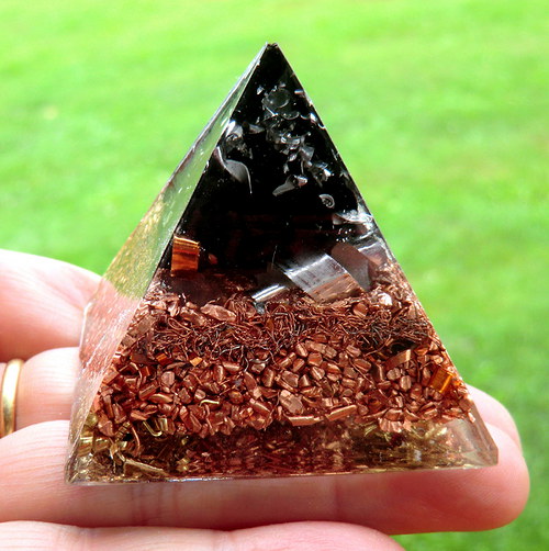 Orgonit 7- Pyramida 5x4,5cm - ŠUNGIT — foto 4