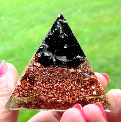 Orgonit 7- Pyramida 5x4,5cm - ŠUNGIT — foto 5