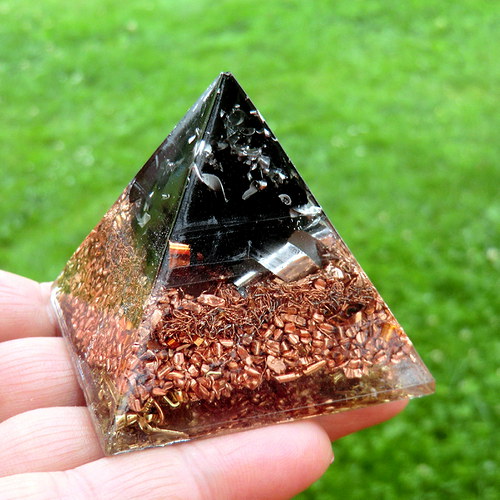 Orgonit 7- Pyramida 5x4,5cm - ŠUNGIT — foto 6