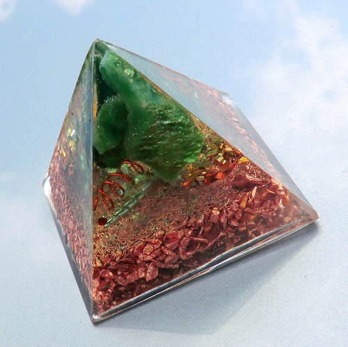 Orgonit - Pyramida2 5x4,5cm - Fuchsitová s granáty — foto 2