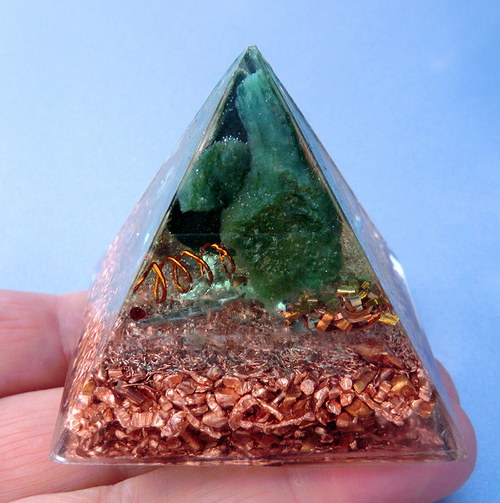 Orgonit - Pyramida2 5x4,5cm - Fuchsitová s granáty — foto 3