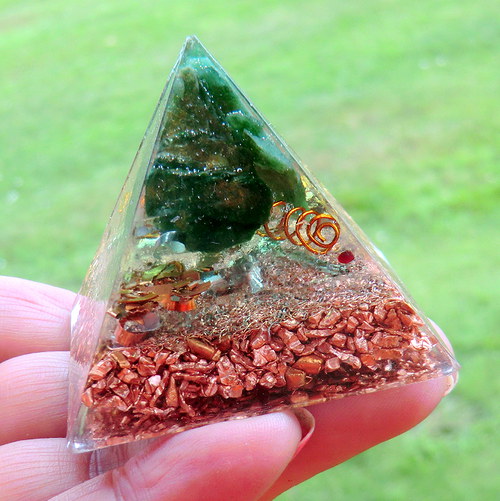 Orgonit - Pyramida2 5x4,5cm - Fuchsitová s granáty — foto 4