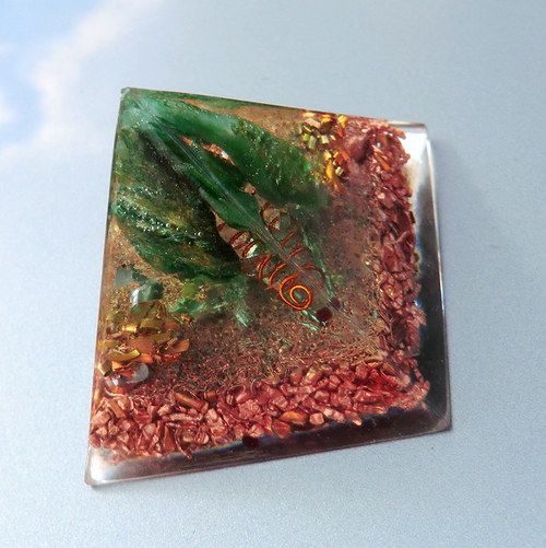 Orgonit - Pyramida2 5x4,5cm - Fuchsitová s granáty — foto 5