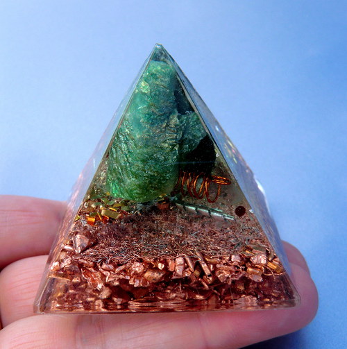 Orgonit - Pyramida2 5x4,5cm - Fuchsitová s granáty — foto 6