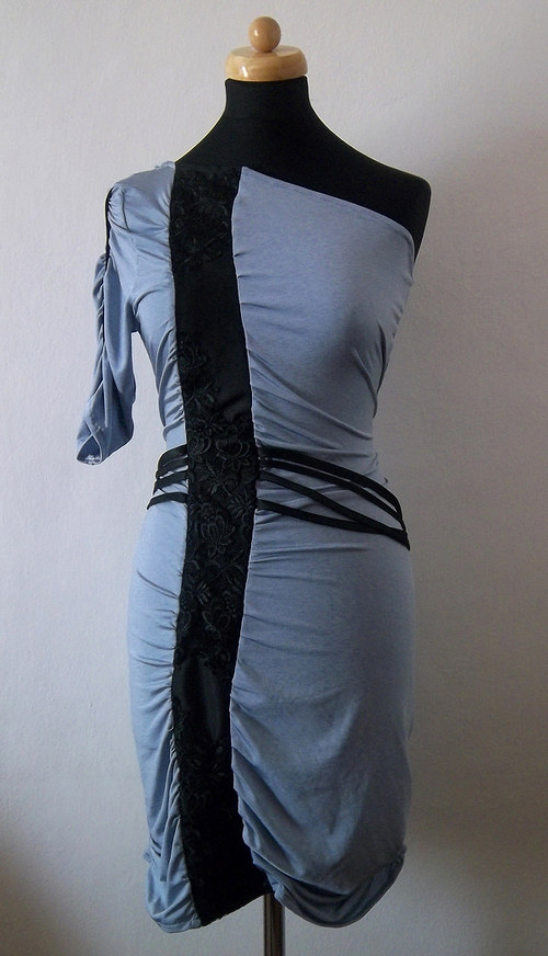 Asymetrické pružné šaty — foto 2