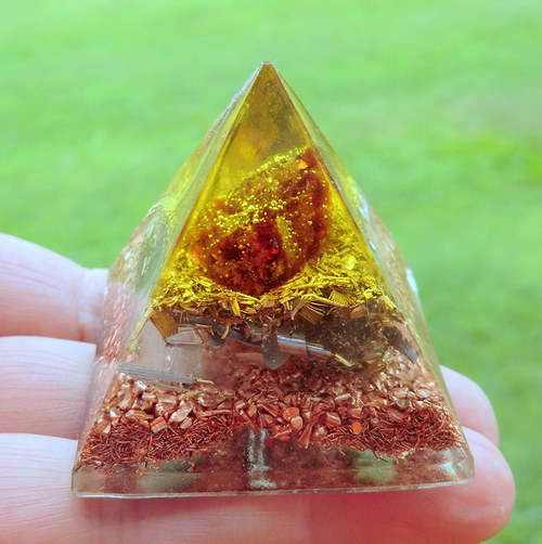 Orgonit *Pyramida1* 4x4 Sluníčkový tmavý citrín — foto 2