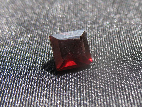 Granát Pyrop, 5x5x4 mm, 1,2ct., — foto 2