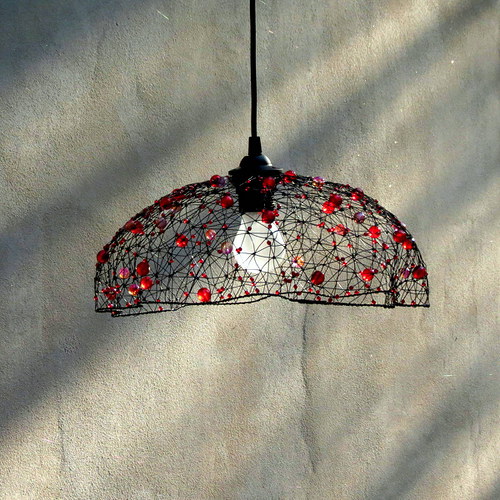 Červená suknička. Drátované stínidlo. — foto 3