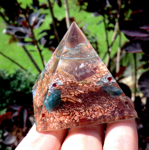Orgonit Pyramida1 *5x4,5cm* Fluorit,apatit,granáty — foto 5
