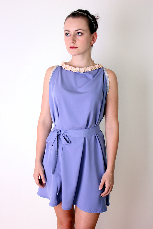 Romantické fialkové šaty — foto 2