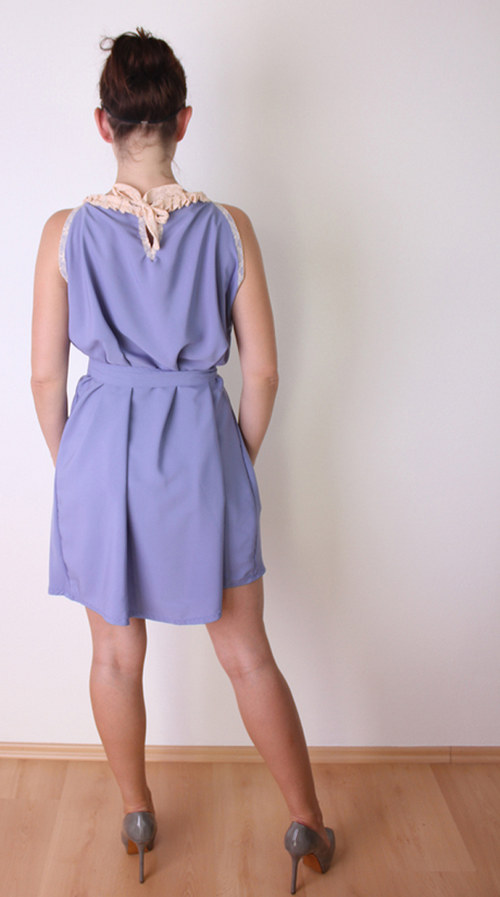 Romantické fialkové šaty — foto 3